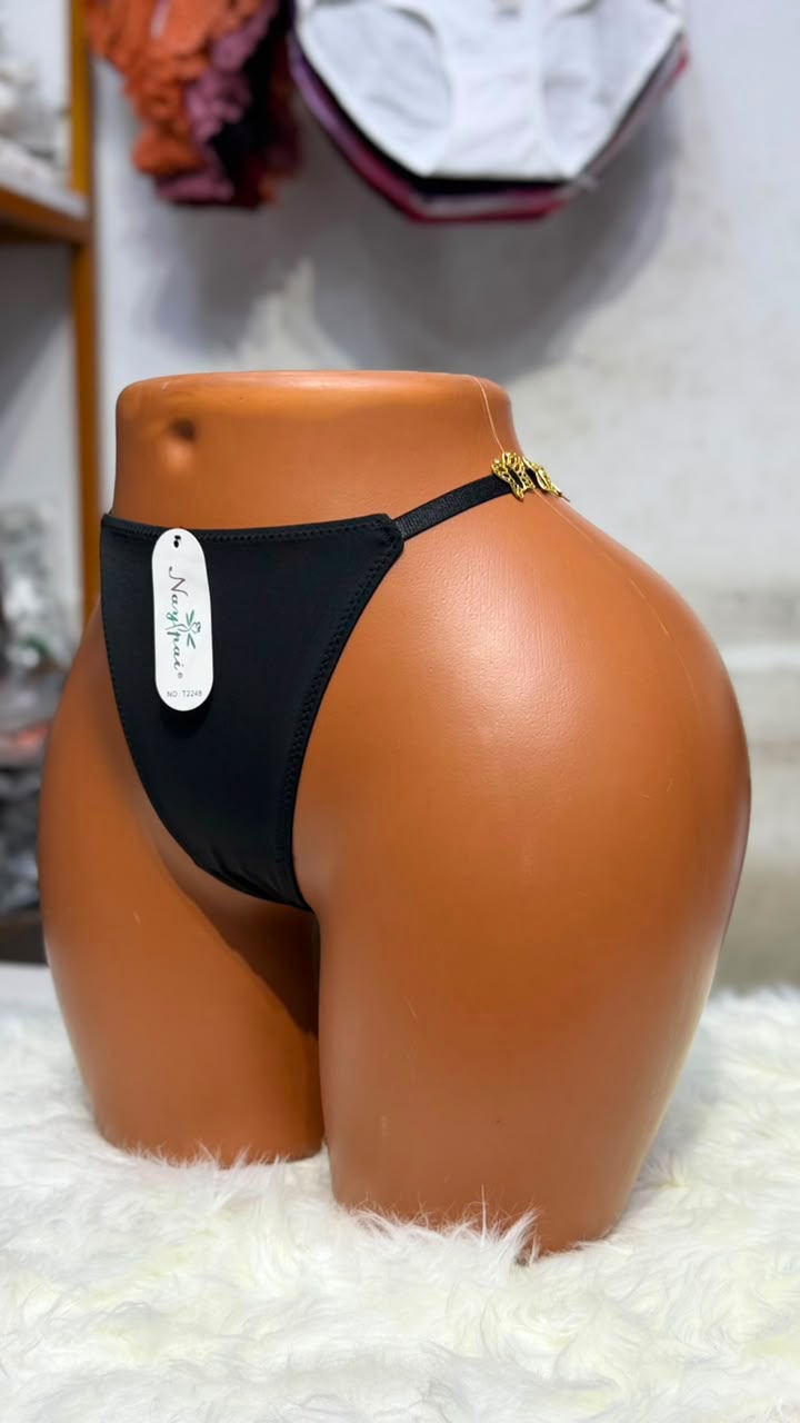 Thong ya Black yenye Gold Detail
